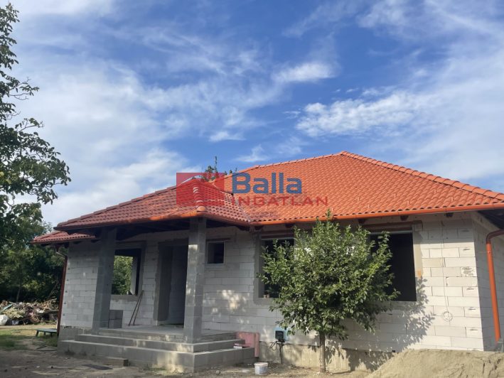 Eladó 155 m²-escsaládi ház Besnyő, Magán utca: 99'900'000 Ft