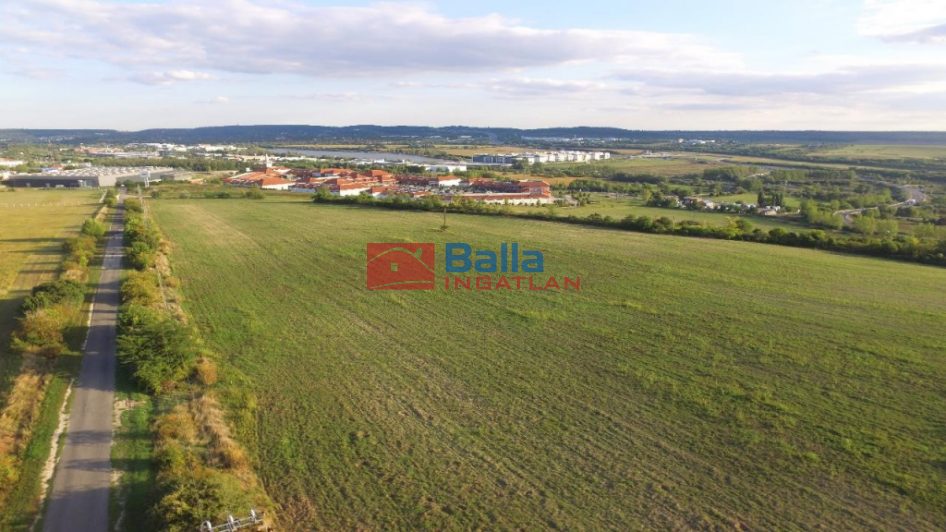 Eladó 5000 m²-estelek Biatorbágy, Premiere Outlet közelében út: 755'000 EUR