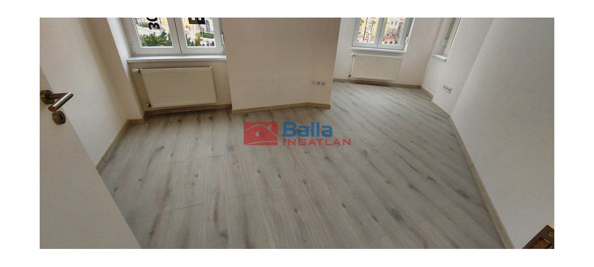 I. Kerület (Viziváros) - Széna tér:  90 m&sup2;-es társasházi lakás   (189'000'000 ,- Ft)