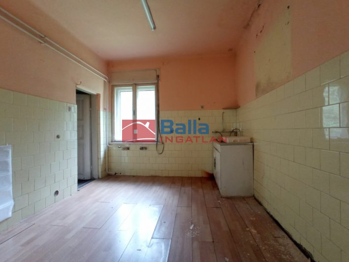 Eladó 60 m²-escsaládi ház III. Kerület (Mocsárosdűlő) , Víznyelő utca melletti út: 135'000'000 Ft