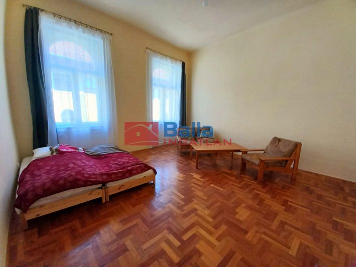 VII. Kerület (Nagykörúton belül) - Nyár utca:  50 m&sup2;-es társasházi lakás   (200'000 ,- Ft)