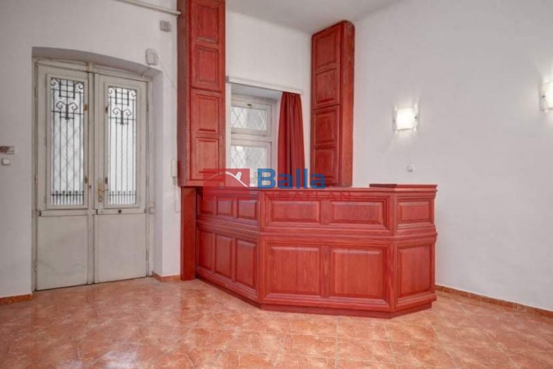 XII. Kerület (Krisztinaváros) - Alkotás utca:  149 m&sup2;-es társasházi lakás   (380'000 ,- Ft)