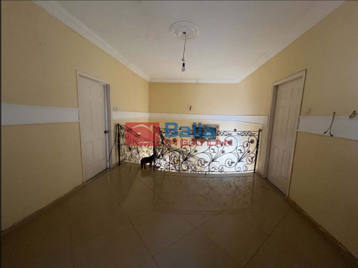 Eladó 350 m²-escsaládi ház XIX. Kerület (Óváros) , Templom tér mögötti utca: 179'999'000 Ft