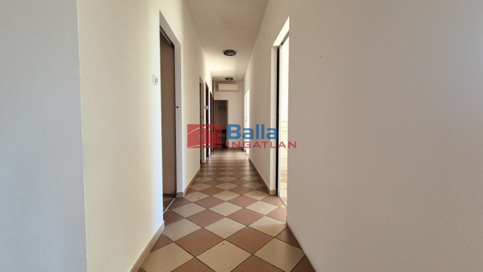 XVII. Kerület (Rákoskeresztúr) - Ferihegyi út:  240 m&sup2;-es üzlethelyiség utcai bejárattal   (280'000'000 ,- Ft)