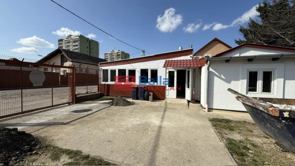 XVII. Kerület (Rákoskeresztúr) - Ferihegyi út:  110 m&sup2;-es üzlethelyiség utcai bejárattal   (508'000 ,- Ft)