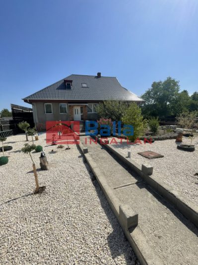 Dabas - Központ közeli utca:  250 m&sup2;-es családi ház   (168'000'000 ,- Ft)