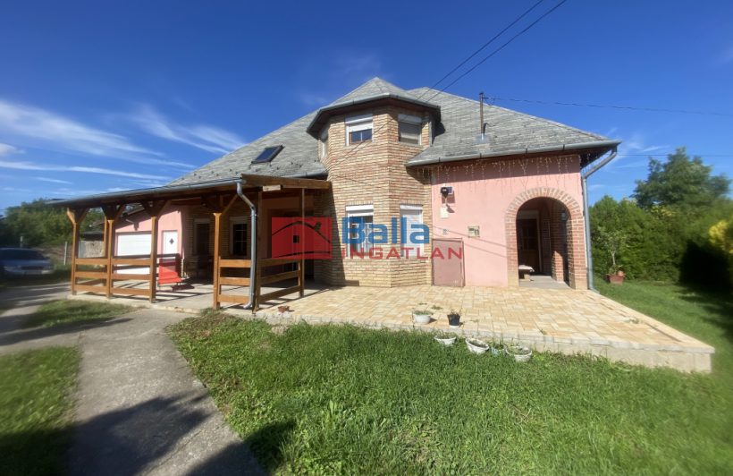 Eladó 170 m²-escsaládi ház Domony, Erdő utca: 83'000'000 Ft