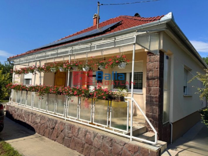 Eladó 110 m²-escsaládi ház Kunszentmiklós, Központhoz közeli utca: 89'000'000 Ft