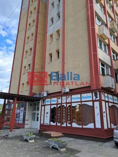 Eladó 49 m²-esüzlethelyiség utcai bejárattal Ózd, Ív út: 2'500'000 Ft
