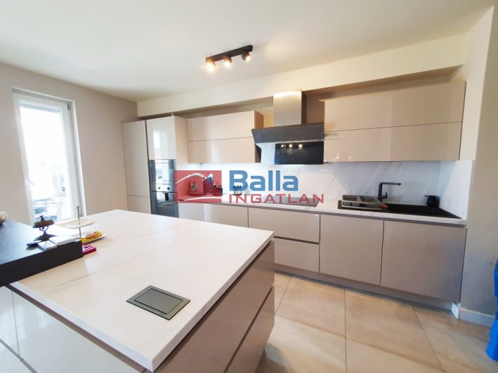 Eladó 400 m²-escsaládi ház Pécel, Pécel: 368'000'000 Ft