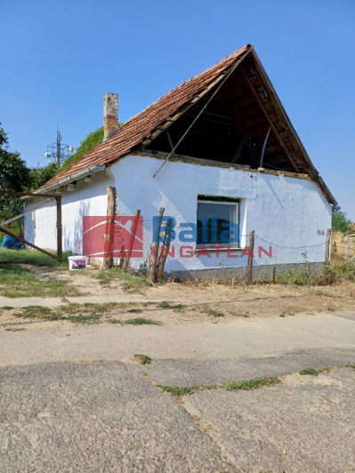 Simontornya - Templom közelében:  48 m&sup2;-es családi ház   (4'000'000 ,- Ft)