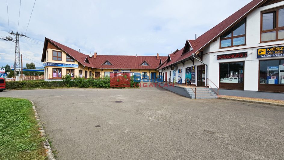 Eladó 761 m²-esüzlet üzletházban Vác, Szent László út: 580'000'000 Ft