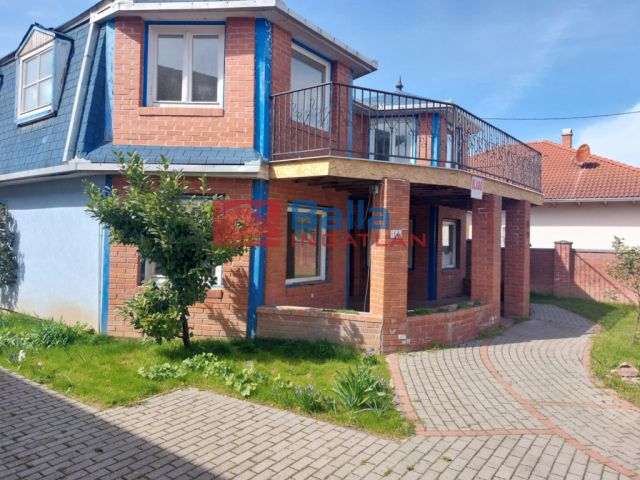 Balatonboglár - Családi házas övezet:  310 m²-es családi ház   (150'000'000 ,- Ft)