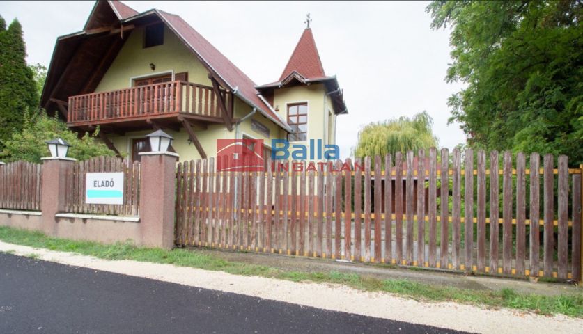 Balatonföldvár - Csendes utcában:  180 m²-es családi ház   (99'990'000 ,- Ft)