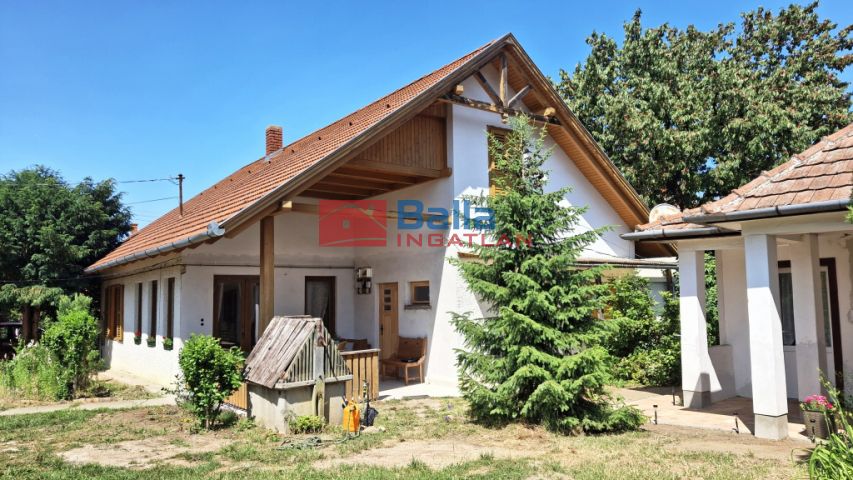 Balatonszemes - Csendes utca:  173 m²-es családi ház   (89'000'000 ,- Ft)