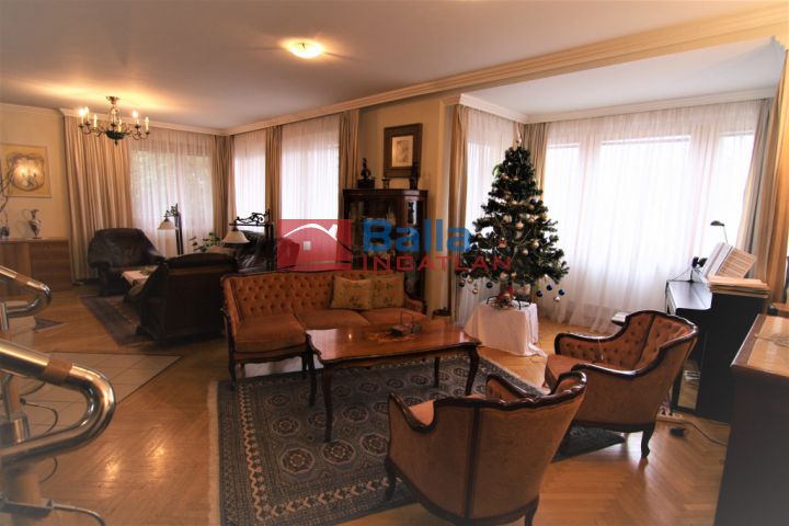 Budakeszi - Barackvirág utca:  310 m²-es családi ház   (194'000'000 ,- Ft)