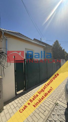 XVI. Kerület (Sashalom) - Veres Péter utcához közeli utca:  80 m²-es családi ház   (98'000'000 ,- Ft)