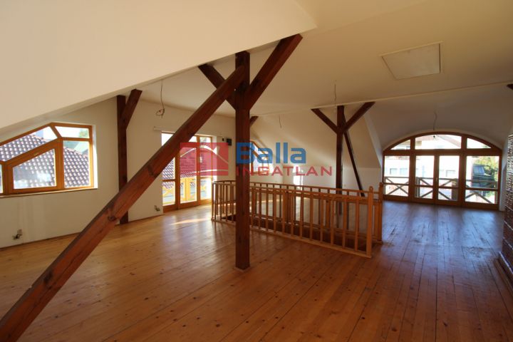 XVIII. Kerület (Pestszentlőrinc) - pestlőrinc kert:  265 m²-es családi ház   (170'000'000 ,- Ft)