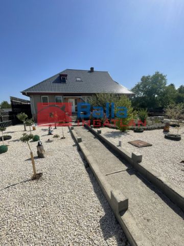 Dabas - Központ közeli utca:  250 m²-es családi ház   (168'000'000 ,- Ft)