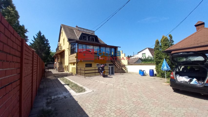 Dunakeszi - Dunakeszi-Gyártelep állomáshoz közel:  550 m²-es családi ház   (349'000'000 ,- Ft)