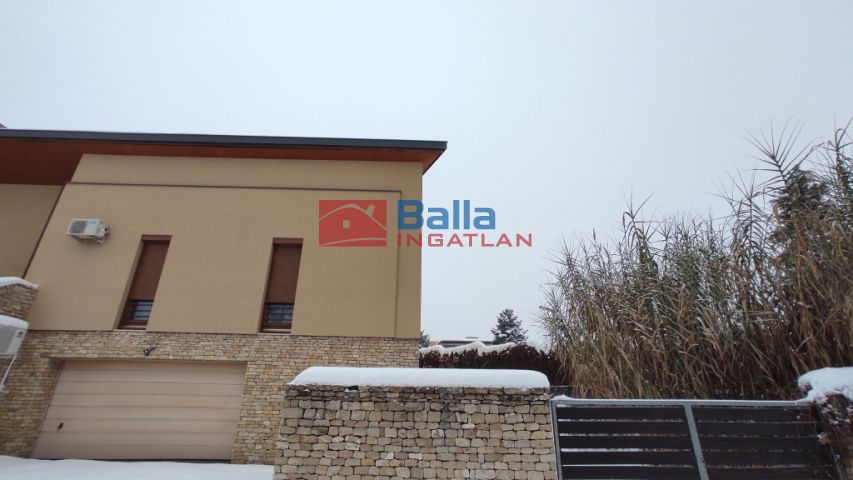 Dunaújváros - Csillagdomb utca:  200 m&sup2;-es családi ház   (159'990'000 ,- Ft)