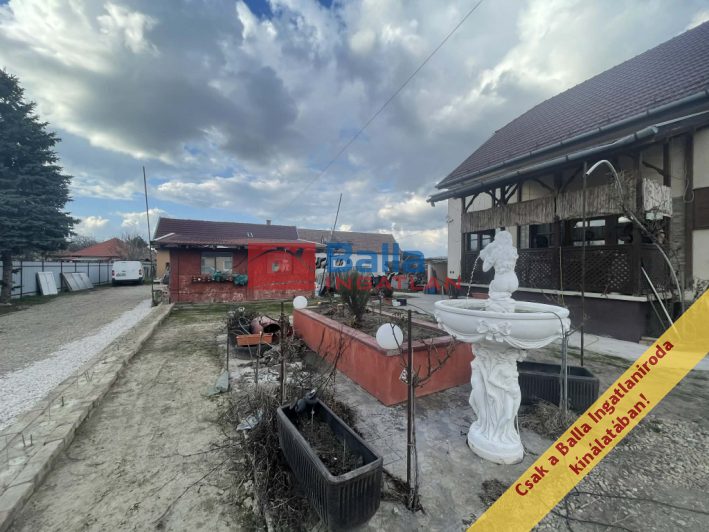 Monor - Központ közeli utca:  110 m&sup2;-es családi ház   (170'000'000 ,- Ft)