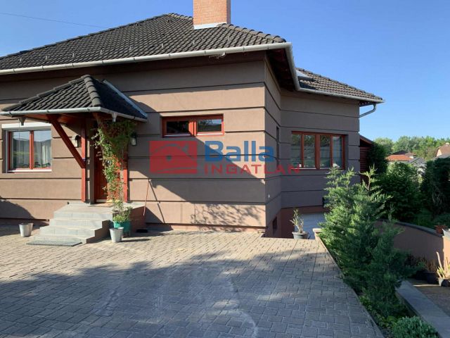 Szigetszentmiklós - Műúthoz közeli utca:  219 m²-es családi ház   (177'000'000 ,- Ft)