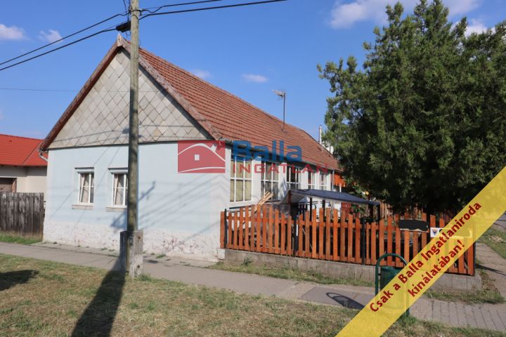 Üllő - Üllő, Hunyadi utcához közeli utca:  98 m²-es családi ház   (59'900'000 ,- Ft)