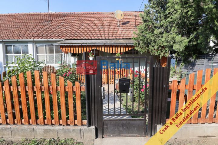 Üllő - Üllő, központhoz közeli utca:  98 m²-es családi ház   (58'900'000 ,- Ft)