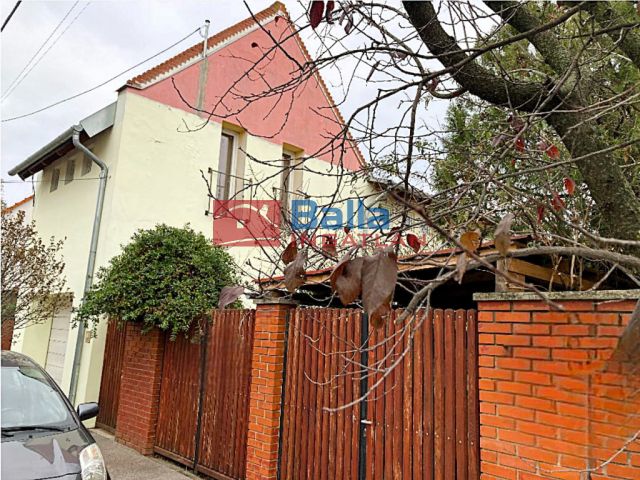 XV. Kerület (Rákospalota) - Rákospalota utca:  170 m²-es házrész   (117'500'000 ,- Ft)