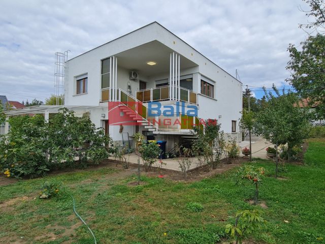 XVI. Kerület (Sashalom) - Batsányi János utca:  107 m²-es házrész   (135'000'000 ,- Ft)