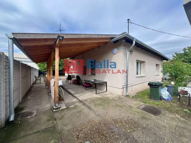 Vecsés - Városközpont közeli utca:  81 m²-es házrész   (73'500'000 ,- Ft)