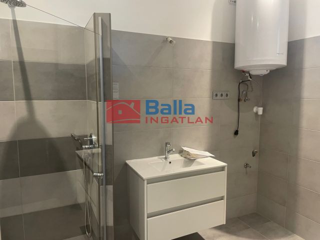 Velence - Partközeli utca:  90 m²-es ikerház   (85'000'000 ,- Ft)