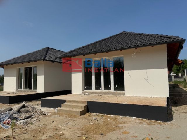 Veresegyház - Hegyek térség utca:  126 m²-es ikerház