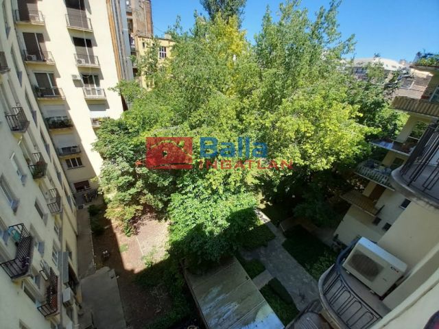 V. Kerület (Belváros) - Károly körút:  84 m²-es társasházi lakás   (900'000 ,- Ft)