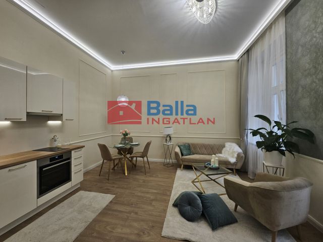 V. Kerület (Belváros) - Váci utca:  39 m²-es társasházi lakás   (117'000'000 ,- Ft)