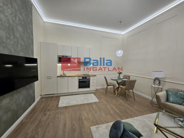 V. Kerület (Belváros) - Váci utca:  39 m²-es társasházi lakás   (109'900'000 ,- Ft)