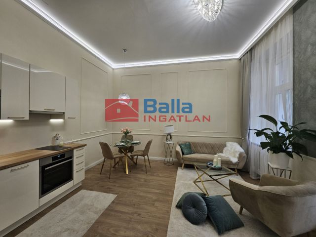 V. Kerület (Belváros) - Váci utca:  39 m²-es társasházi lakás   (109'900'000 ,- Ft)