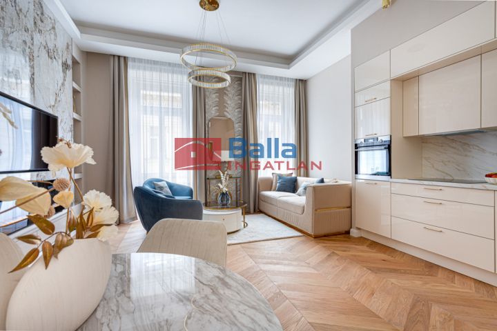 V. Kerület (Lipótváros) - Lánchíd pesti hídfőjénél:  55 m²-es társasházi lakás   (169'000'000 ,- Ft)