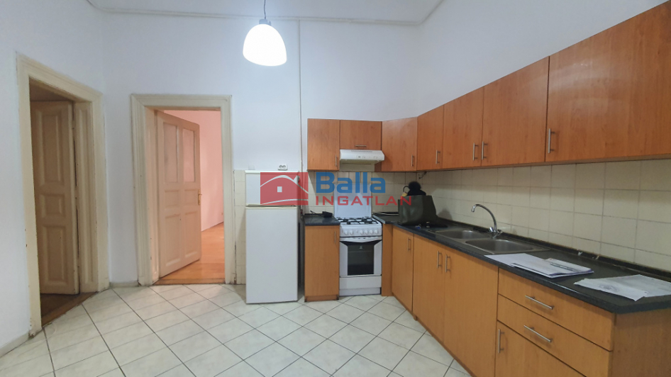 VI. Kerület (Nagykörúton belül) - Andrássy út mellett utca:  71 m&sup2;-es társasházi lakás   (89'900'000 ,- Ft)