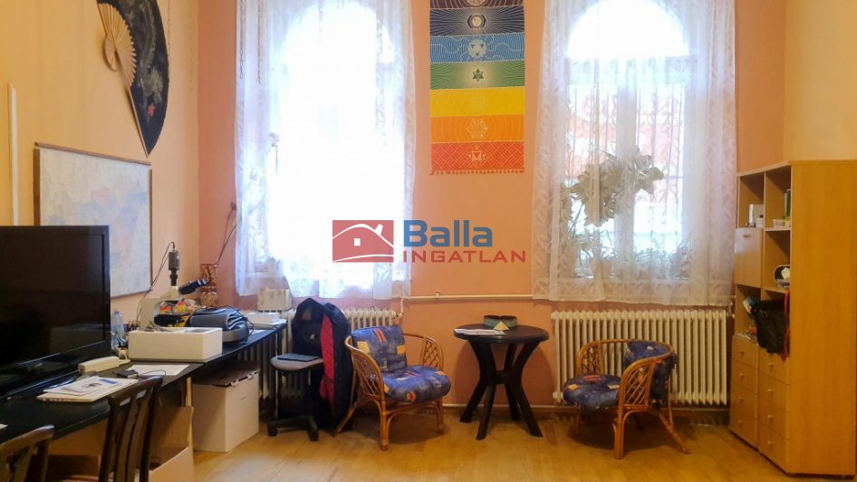 VIII. Kerület (II. János Pál pápa tér és környéke) - SZILÁGYI utca:  94 m&sup2;-es társasházi lakás   (87'100'000 ,- Ft)