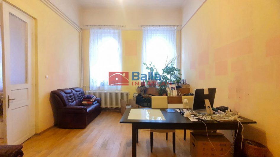 VIII. Kerület (II. János Pál pápa tér és környéke) - SZILÁGYI utca:  94 m&sup2;-es társasházi lakás   (87'100'000 ,- Ft)