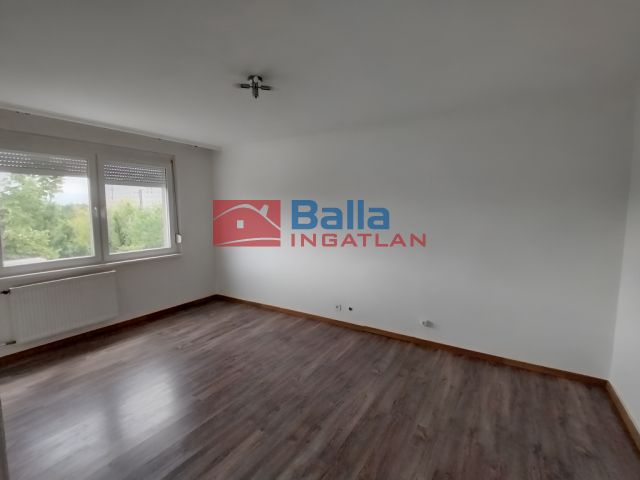 X. Kerület (Gyakorló lakótelep) - Gépmadár utca:  35 m²-es társasházi lakás   (195'000 ,- Ft)