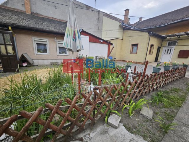 XV. Kerület (Rákospalota) - Szerencs  közeli utca:  30 m²-es társasházi lakás