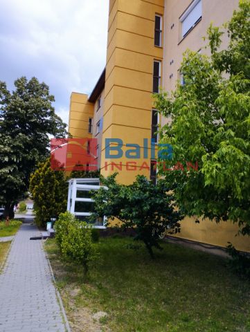 Dabas - Központ közeli utca:  64 m²-es társasházi lakás   (52'000'000 ,- Ft)