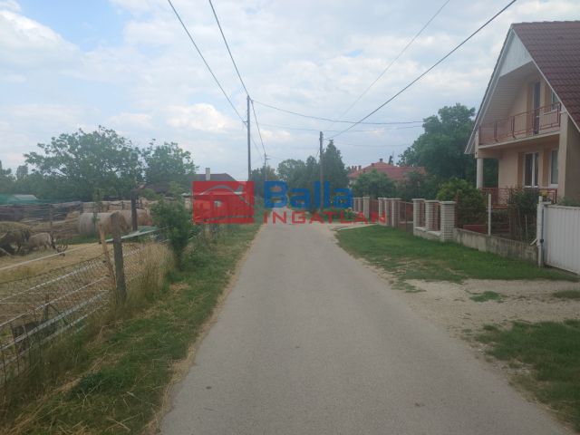 Kőszárhegy - Vörösmarty utca:  800 m²-es telek   (8'900'000 ,- Ft)