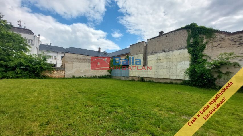 Vác - Széchenyi István utca:  887 m²-es telek   (113'030'000 ,- Ft)
