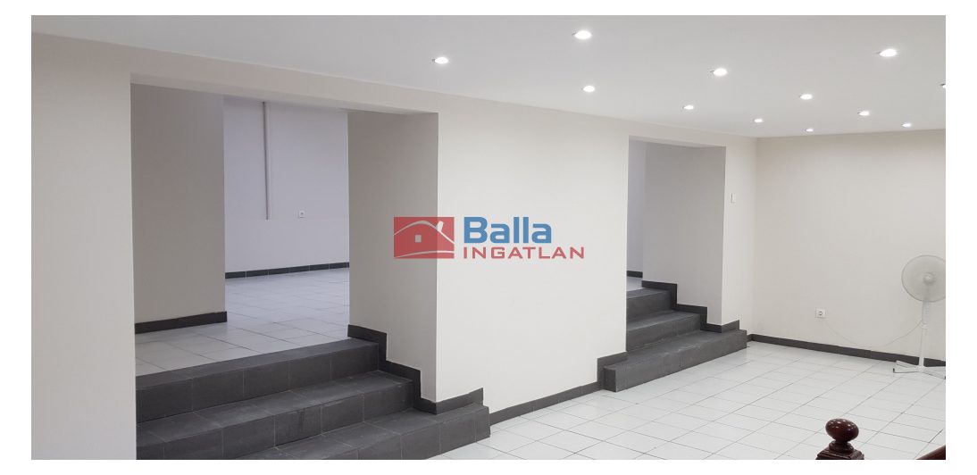 VII. Kerület (Középső-Erzsébetváros) - ALMÁSSY TÉR:  74 m&sup2;-es üzlethelyiség utcai bejárattal   (29'900'000 ,- Ft)