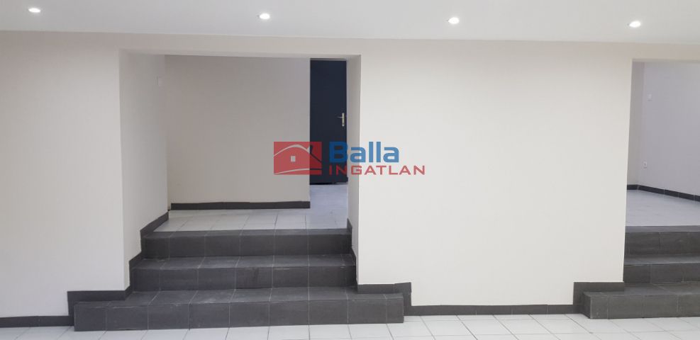 VII. Kerület (Középső-Erzsébetváros) - Almássy tér:  74 m²-es üzlethelyiség utcai bejárattal   (29'900'000 ,- Ft)