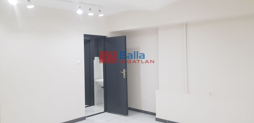 VII. Kerület (Középső-Erzsébetváros) - Almássy tér:  74 m²-es üzlethelyiség utcai bejárattal